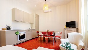 Una cocina moderna con comedor, televisor y una zona de estar acogedora.