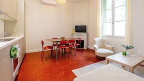 Una cocina moderna con comedor, televisor y chimenea.