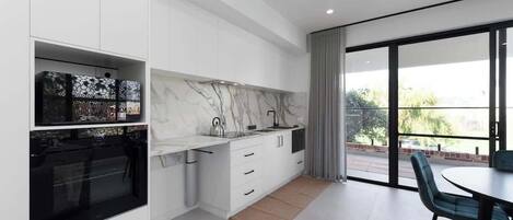 Kylskåp, mikrovågsugn, ugn och spishäll