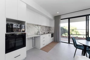 Refrigerador, microondas, horno, placa de cocina