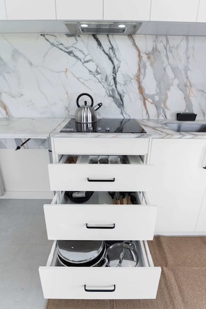Refrigerador, microondas, horno, placa de cocina