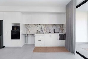 ثلاجة، ميكروويف، فرن، موقد طهي مسطح