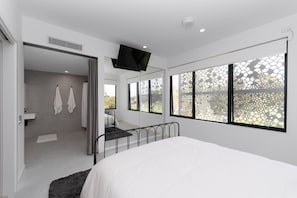 2 عدّة غرف نوم ومكواة/لوح كي وواي فاي وملاءات أسرّة