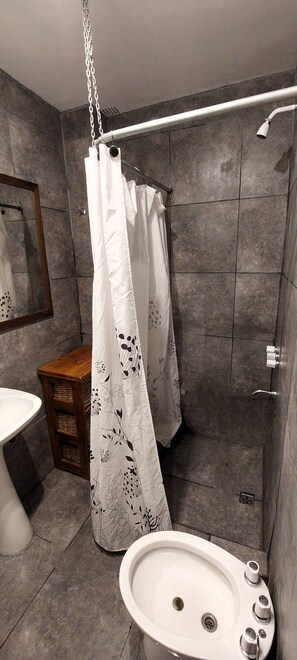 Douche, sèche-cheveux, bidet, serviettes fournies