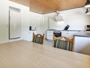 Fridge, microwave, dishwasher, cookware/dishes/utensils