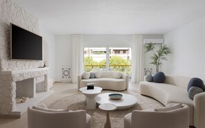 Apartamento luxo, sacada, vista para a cidade | Área de estar | Smart TV 65 polegadas com canais digitais, Netflix