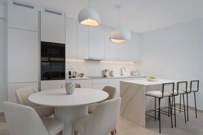 Apartamento luxo, sacada, vista para a cidade | Cozinha privada | Geladeira grande, micro-ondas, fogão, cooktop
