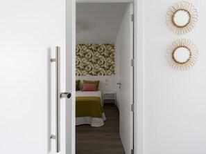 1 chambre, fer et planche à repasser