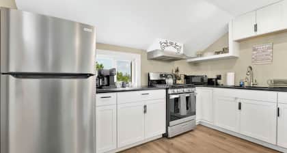 Waterfront 1 bed 1 bath close to HITS Horse show, with parking for a horse trailer