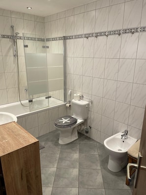 Bidet, serviettes fournies, savon