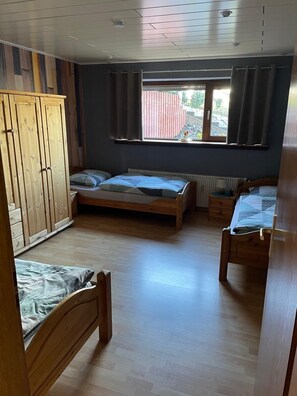 2 chambres, fer et planche à repasser, Wi-Fi, draps fournis