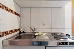 Refrigerador, microondas, placa de cocina, cafetera/tetera