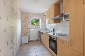 Kjøleskap, mikrobølgeovn, ovn og kokeplater