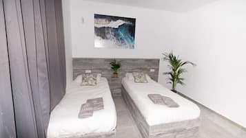 5 makuuhuonetta, työpöytä, silitysrauta/-lauta, vauvan matkasänky