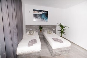 5 bedrooms, desk, iron/ironing board, travel crib