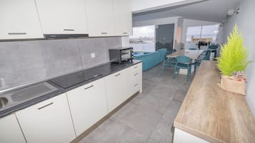 Kühlschrank, Wasserkocher mit Kaffee-/Teezubehör, Hochstuhl