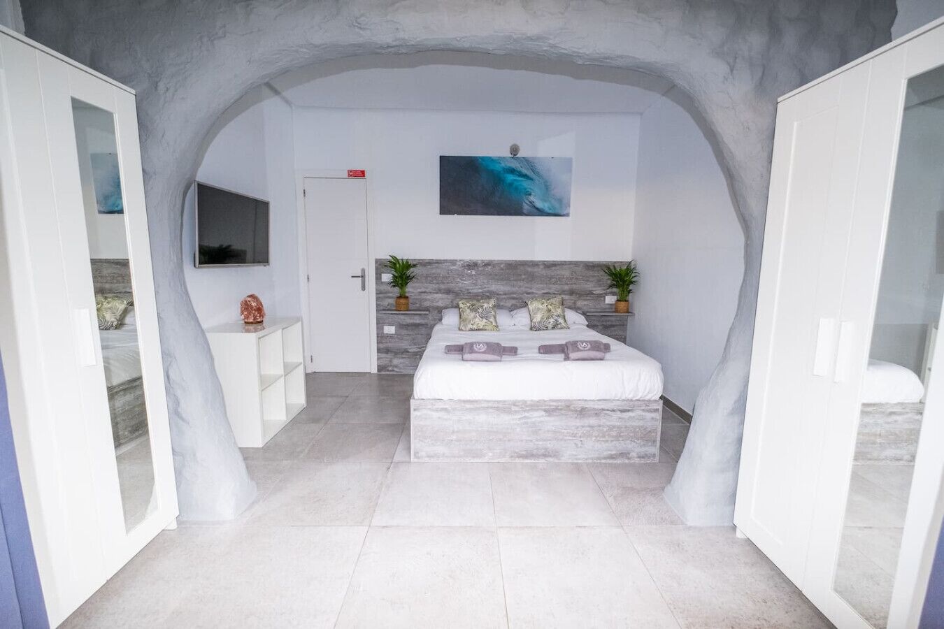 5 habitaciones, escritorio y tabla de planchar con plancha 