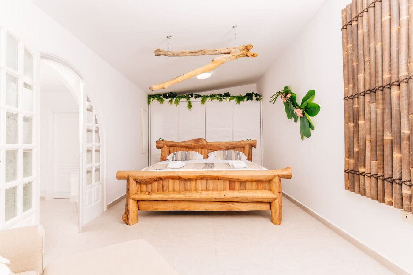 6 bedrooms, desk, iron/ironing board, travel crib