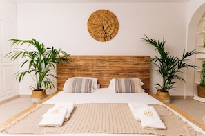 6 bedrooms, desk, iron/ironing board, travel cot