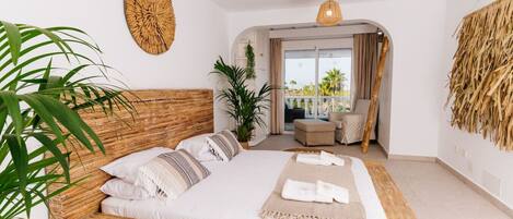 6 dormitorios, escritorio, tabla de planchar con plancha y cuna de viaje