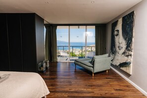 4 bedrooms, desk, iron/ironing board, WiFi