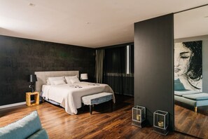 4 bedrooms, desk, iron/ironing board, WiFi