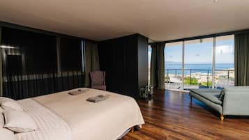 4 bedrooms, desk, iron/ironing board, WiFi