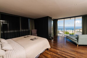 4 habitaciones, escritorio, tabla de planchar con plancha y wifi