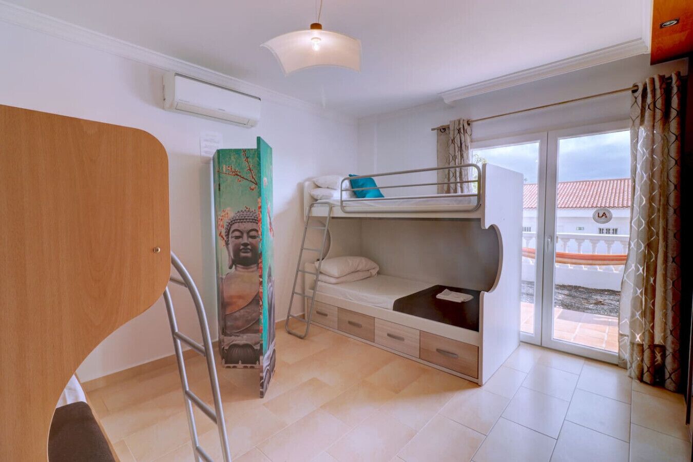 6 bedrooms, desk, iron/ironing board, WiFi