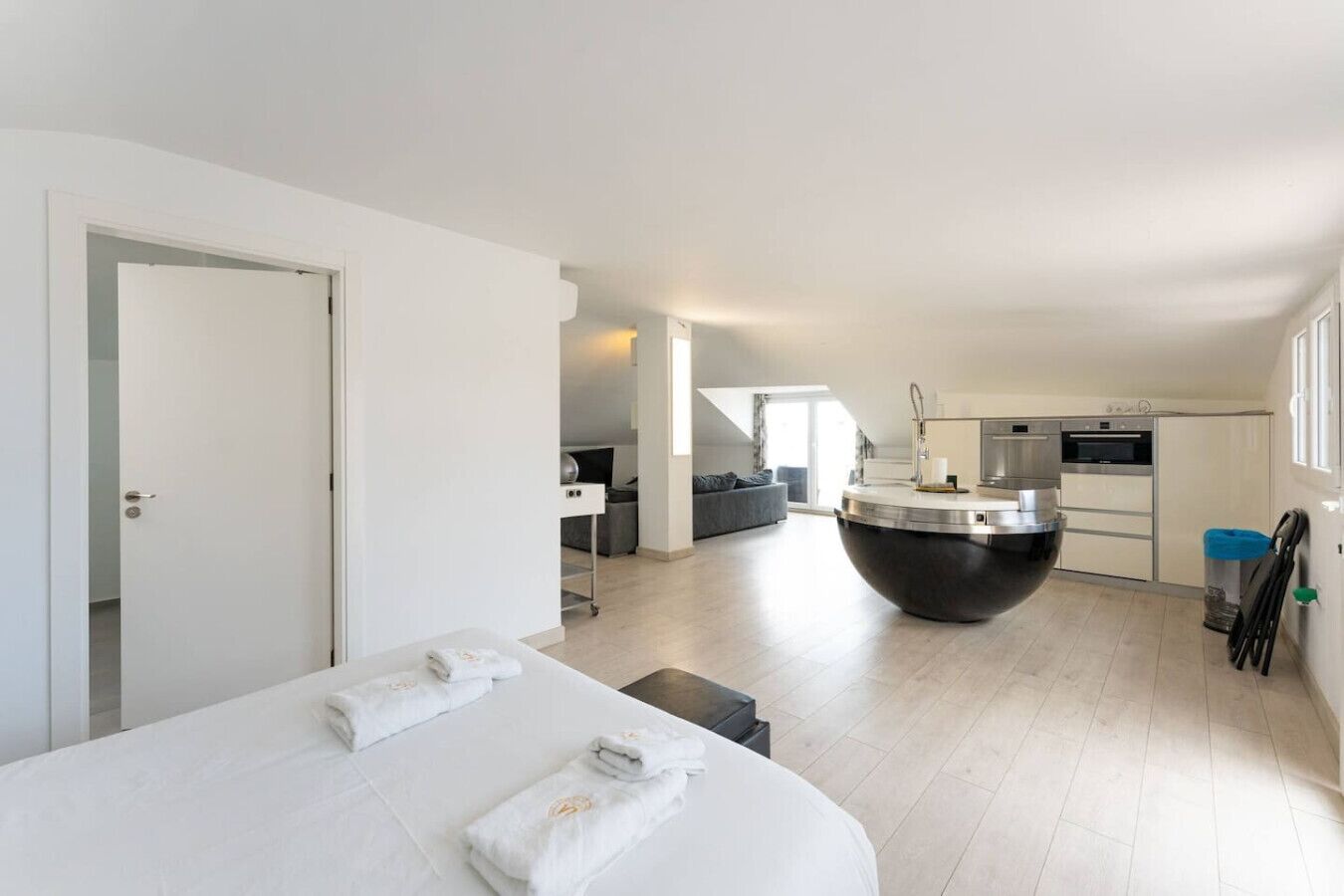 6 slaapkamers, een bureau, een strijkplank/strijkijzer, wifi