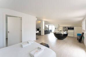 6 habitaciones, escritorio, tabla de planchar con plancha y wifi 