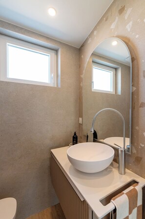 Douche, séchoir à cheveux, serviettes fournies, papier de toilette