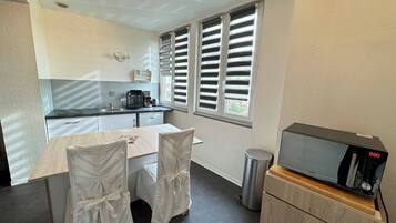 Réfrigérateur, micro-ondes, plaque de cuisson, grille-pain