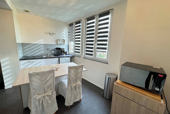 Réfrigérateur, micro-ondes, plaque de cuisson, grille-pain