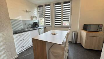 Réfrigérateur, micro-ondes, plaque de cuisson, grille-pain