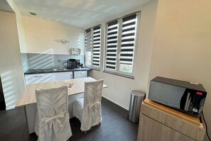 Réfrigérateur, micro-ondes, plaque de cuisson, grille-pain