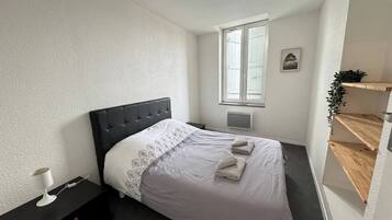 1 chambre, fer et planche à repasser, draps fournis