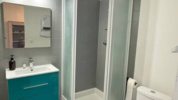 Douche, serviettes fournies