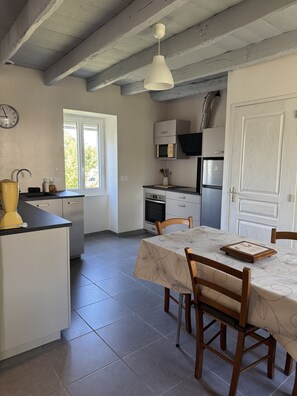 Frigorifero, microonde, piano cottura, macchina per tè/caffè