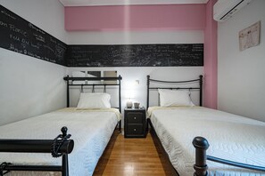 Een strijkplank/strijkijzer, wifi, beddengoed