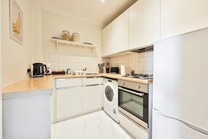 Fridge, oven, stovetop, coffee/tea maker