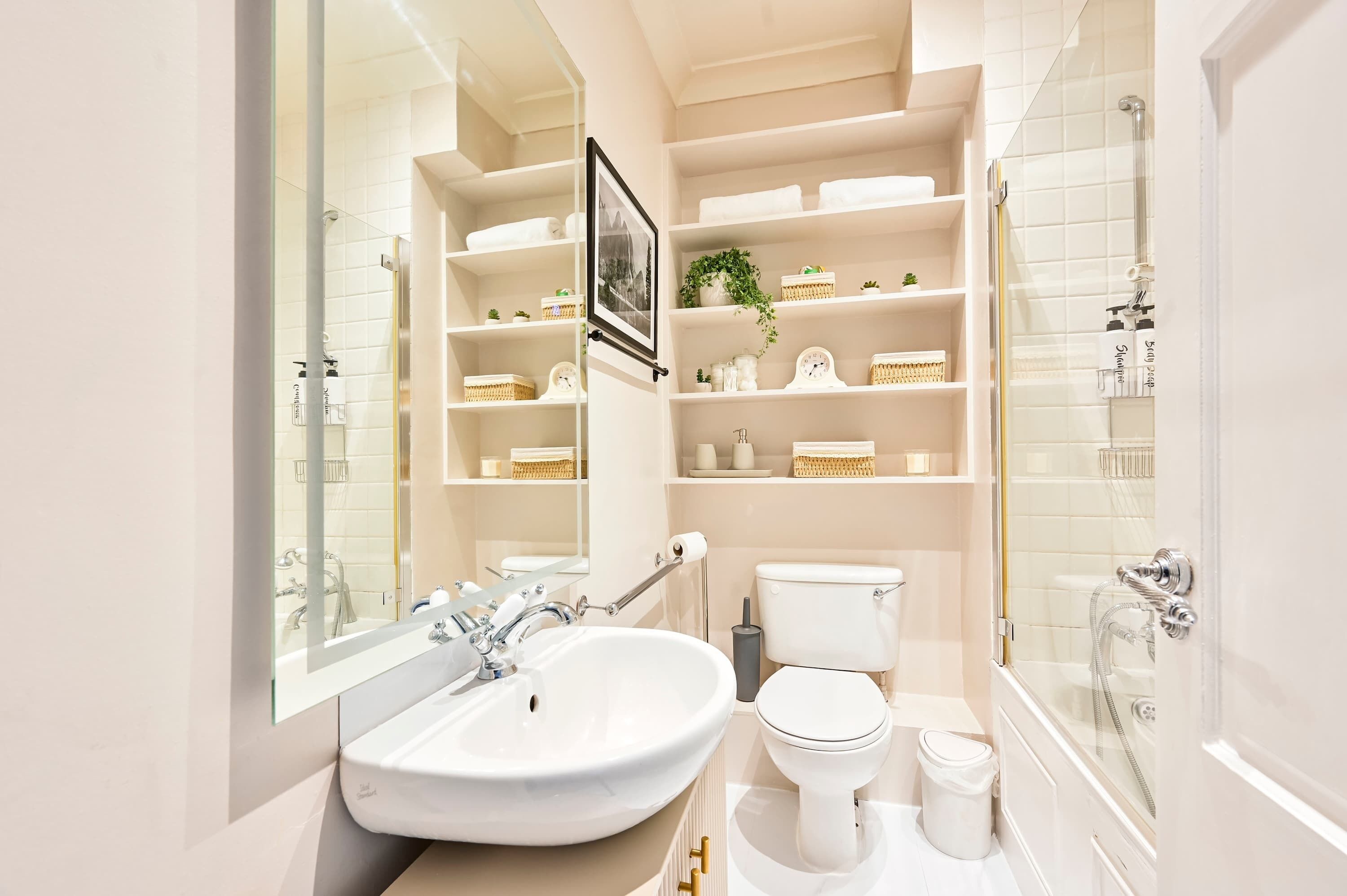 Shower, hair dryer, towels, shampoo