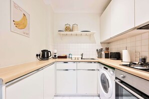 Fridge, oven, stovetop, coffee/tea maker