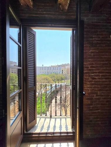 Bright & Cozy Stay in the Heart of Barcelona