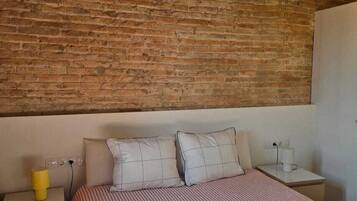 1 slaapkamer, een strijkplank/strijkijzer, wifi, beddengoed