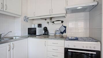 Refrigerador, microondas, horno, placa de cocina