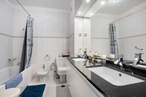 Shower, hair dryer, towels - Apartment 'Casa Do Mar' with Sea View, Wi-Fi, and Air Conditioning (Figueira da Foz)