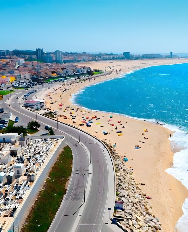 Una spiaggia nelle vicinanze
