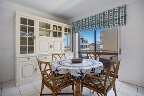 Dining - Apartment 'Casa Do Mar' with Sea View, Wi-Fi, and Air Conditioning (Figueira da Foz)