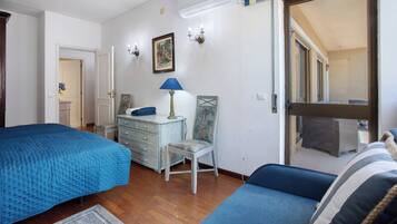 1 dormitorio, tabla de planchar con plancha, wifi y ropa de cama